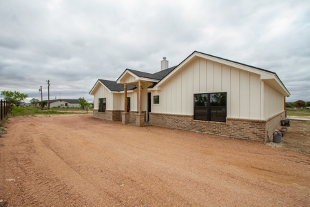 New beautiful home outside city limits in San Angelo, TX - image 31