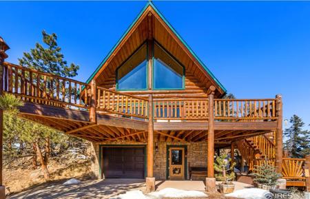 Beautiful Views From This Mountain Log Home - image 1