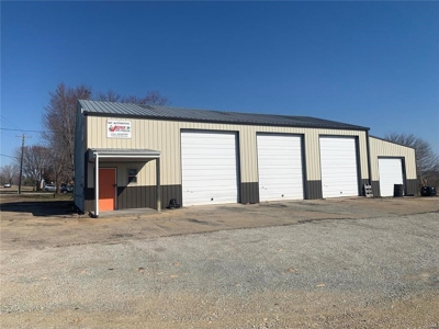 4 Bay Commercial Garage With Hwy. Oo Frontage: - image 3