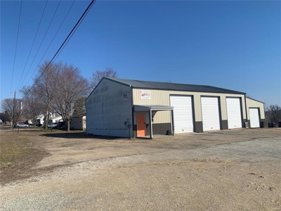 4 Bay Commercial Garage With Hwy. Oo Frontage: - image 1