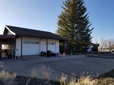 Country Home with Garage, Carport, Sunroom, Views & Acreage - image 2