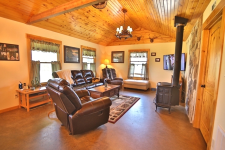 Beautiful Farm in the Ozarks - image 9