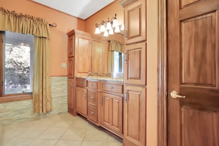 Beautiful Custom Home in Arrowhead Lakes! - image 22