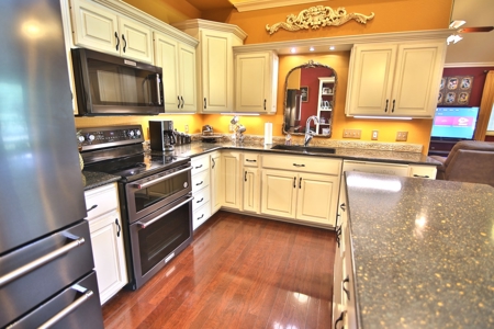 Country Home in Thayer MO - image 10