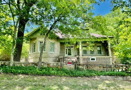 Historic Home In Arkansas For Sale On 25 Acres - image 1