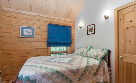 Beautiful Views From This Mountain Log Home - image 15