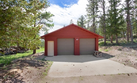 Beautiful Views From This Mountain Log Home - image 6