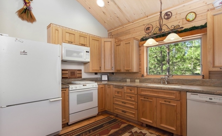 Beautiful Views From This Mountain Log Home - image 13