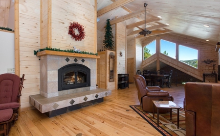 Beautiful Views From This Mountain Log Home - image 21