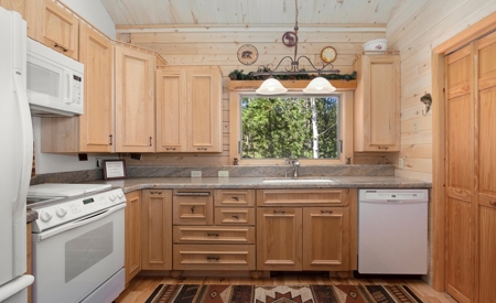 Beautiful Views From This Mountain Log Home - image 12