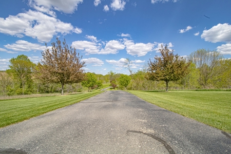 Beautiful Log Home for Sale Anamosa Iowa - image 20