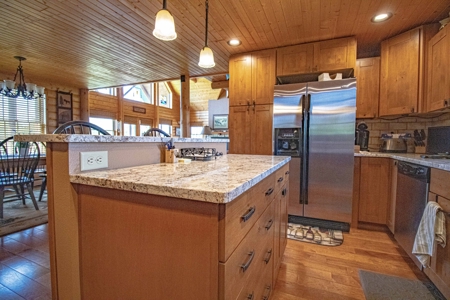 Beautiful Log Home for Sale Anamosa Iowa - image 7