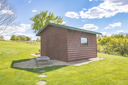 Beautiful Log Home for Sale Anamosa Iowa - image 21
