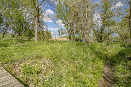 Beautiful Log Home for Sale Anamosa Iowa - image 26