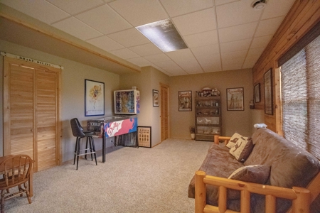 Beautiful Log Home for Sale Anamosa Iowa - image 16