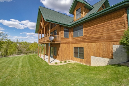Beautiful Log Home for Sale Anamosa Iowa - image 22