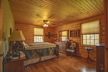 Beautiful Log Home for Sale Anamosa Iowa - image 8
