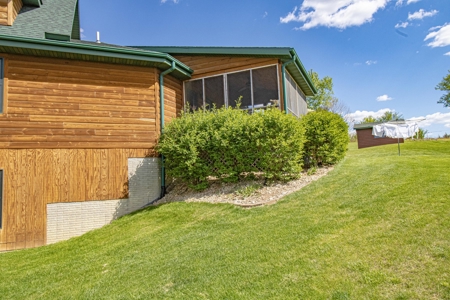 Beautiful Log Home for Sale Anamosa Iowa - image 23