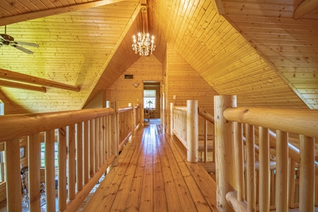 Beautiful Log Home for Sale Anamosa Iowa - image 12