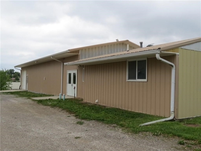 65,936 sq ft Facility with Large Parking Area and Garage - image 2