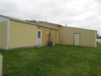 65,936 sq ft Facility with Large Parking Area and Garage - image 3