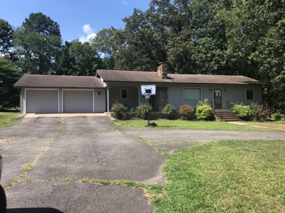 Home minutes from Greers Ferry Lake in Clinton Arkansas - image 1