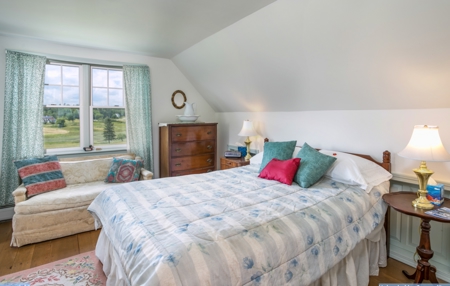 Immaculate Coastal Farmhouse - image 16