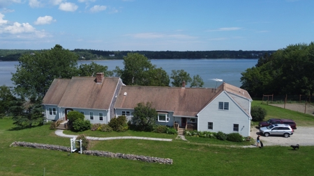 Immaculate Coastal Farmhouse - image 2