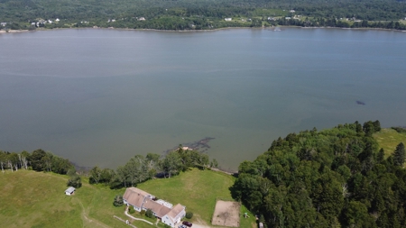 Immaculate Coastal Farmhouse - image 6