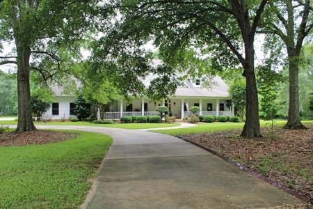 4 Bed/3.5 Bath Waterfront Home for Sale Southwest MS - image 2