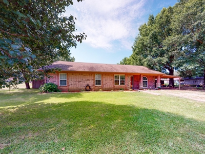 Country Home In Town For Sale Blossom Texas Lamar County - image 2