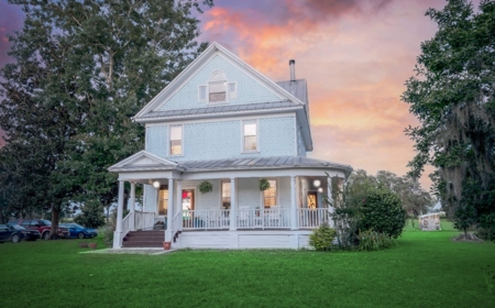 Stunning 3 story home on 25 acres in Chiefland, Florida - image 1