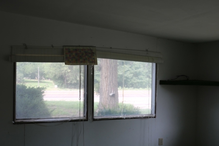 Home with RV Hook-Ups For Sale in Mullinville, Ks - image 32