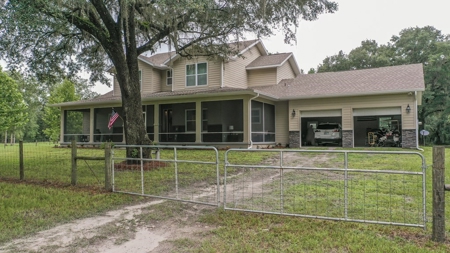 Lavish Living In Winding River Subdivision! - image 4