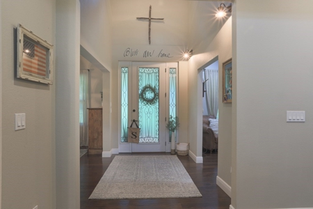 Lavish Living In Winding River Subdivision! - image 23