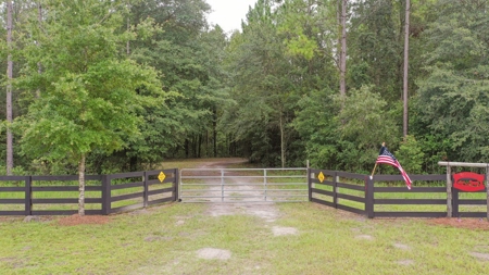 Lavish Living In Winding River Subdivision! - image 13