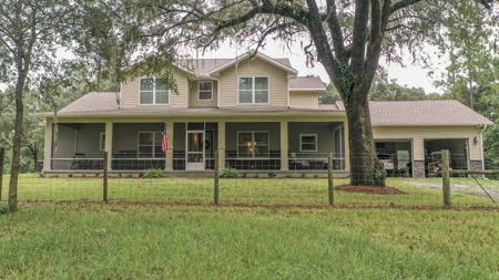Lavish Living In Winding River Subdivision! - image 3