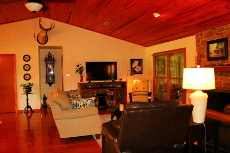 White River Front Home in the Ozark Mountains - image 10