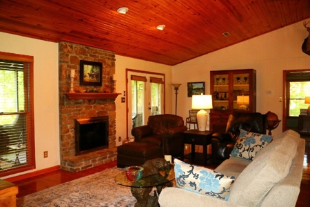 White River Front Home in the Ozark Mountains - image 11