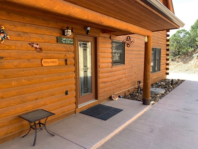 Custom Real Log Home with Amazing Views! - image 10