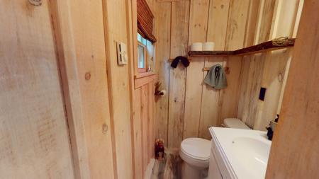 Lakefront Log Home for Sale - image 33