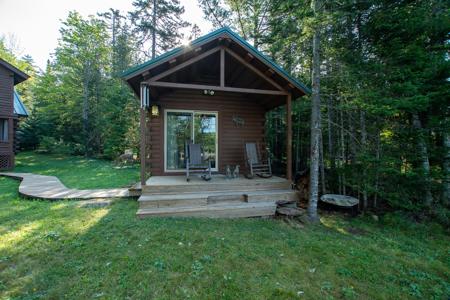 Lakefront Log Home for Sale - image 27