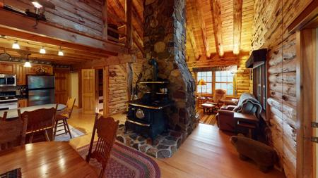 Lakefront Log Home for Sale - image 12