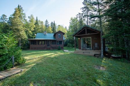 Lakefront Log Home for Sale - image 24