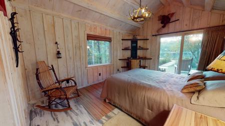 Lakefront Log Home for Sale - image 31