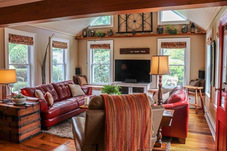 Stunning Farmhouse for Sale in Floyd VA! - image 4