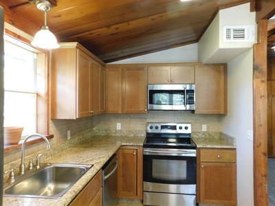 Charming Cottage For Sale In Lake Palestine Community - image 9