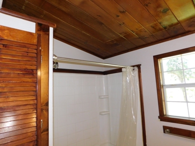 Charming Cottage For Sale In Lake Palestine Community - image 16