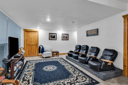 Large Custom Log Home for Sale in Cotopaxi, Colorado - image 28