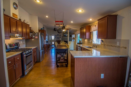 Large Home with Large Workshop / Garage For sale, Has Well - image 7